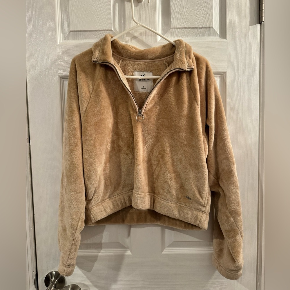Hollister fleece cropped long sleeve crewneck. Size small.
